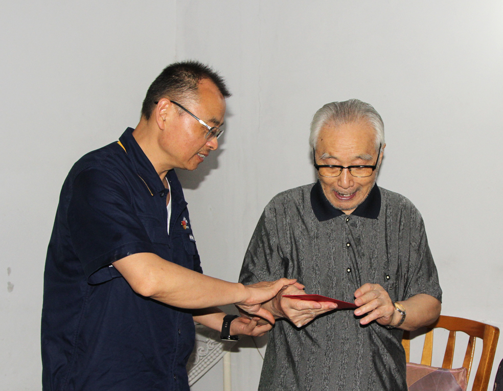 杨晓斌慰问.jpg 杨晓斌慰问.jpg